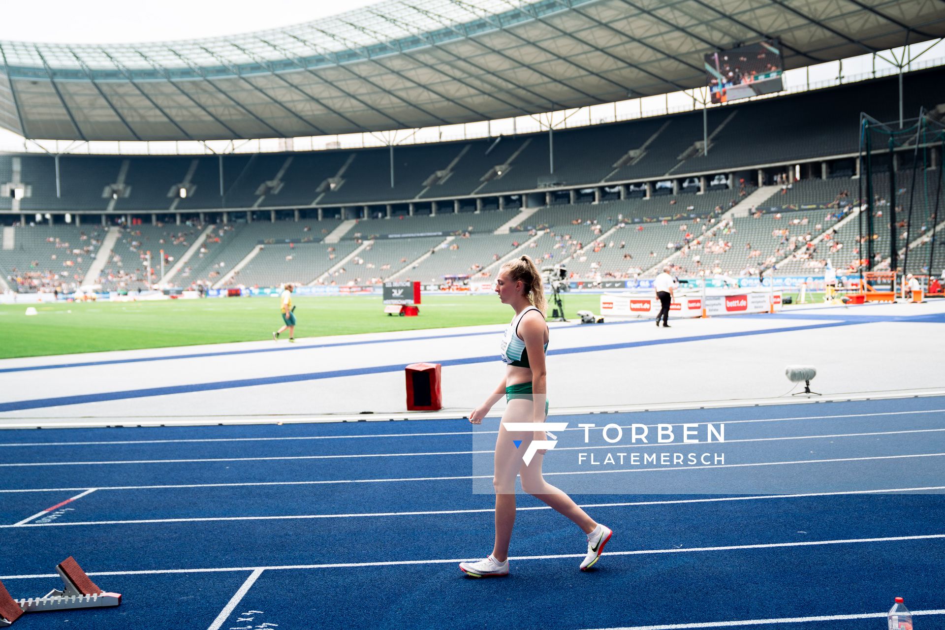 Gisele Wender (SV Preussen Berlin) vor dem 400m Huerden Halbfinale waehrend der deutschen Leichtathletik-Meisterschaften im Olympiastadion am 25.06.2022 in Berlin